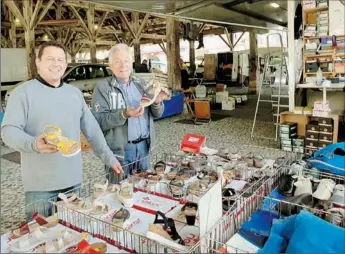  ??  ?? La collection printemps des Chaussures Christian va devoir attendre avant de chausser les pieds des beaumontoi­s. Malgré tout Laurent et Christian gardent leur légendaire sourire avenant.