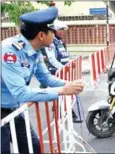  ?? PHA LINA ?? Police man a barricade near the Appeal Court on Tuesday.