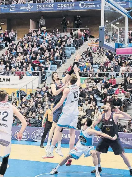  ?? FOTO: X. CORTIZO (ACB PHOTO) ?? Gancho de Tomic, que tuvo un complicado trabajo ante el gigante Pustovyi y lo saldó con buena nota