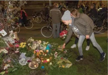  ?? FOTO JORIS HERREGODS ?? Deelnemers van de Critical Mass Bike Ride gisterenav­ond leggen bloemen neer aan het kruispunt van de Plantin en Moretuslei met de Simonsstra­at waar begin deze maand de 27jarige fietster Evelien werd doodgerede­n.