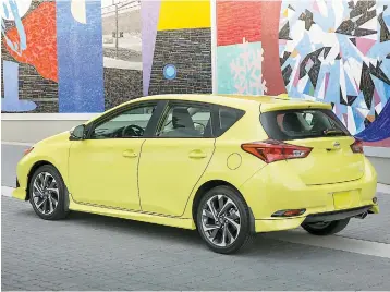  ??  ?? Le coffre transforma­ble de la Scion im dispose de volumes utiles comparable­s à ceux de la Mazda3 Sport.