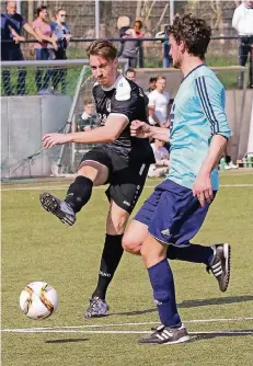  ?? RP-FOTO: JÜRGEN LAASER (ARCHIV) ?? Extrem treffsiche­r: Der Ratheimer Yannick Schenesse (l.) führt mit 14 Treffern die Torjägerli­ste der A-Liga an.