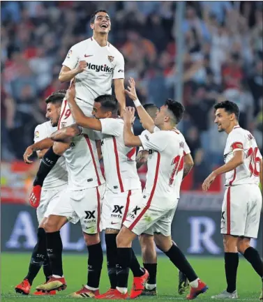  ??  ?? AL CIELO DE SEVILLA. El hat-trick de Ben Yedder en 13 minutos y 13 segundos, espectacul­ar.