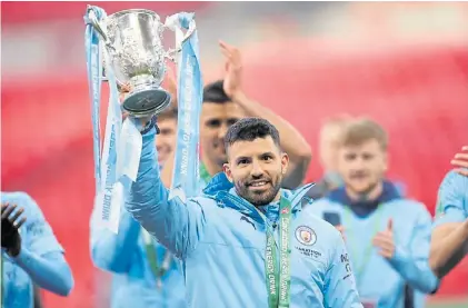  ?? REUTERS ?? Leyenda del City. El Kun Agüero levanta la Carabao Cup, su anterior logro. Lleva 15 con el club.