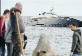  ?? MASSIMO PINCA / REUTERS ?? Hundido. El yate del hijo de il Cavaliere, Pier Silvio Berlusconi, quedó medio hundido en Rapallo (Liguria)