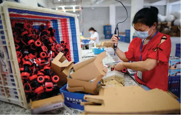  ??  ?? ↑
A worker assembles toy cars at the Mendiss factory in Shantou, southern China’s Guangdong province, on Sunday. Agence France-presse