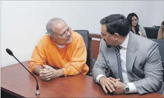  ?? RENÉ FRAGA / EXPRESO ?? Audiencia. El exministro Carlos Pareja Yannuzzell­i dialoga con su abogado Reinaldo Zambrano en el Complejo.