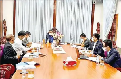  ?? NACD ?? NACD president Ke Kim Yan holds a meeting on a plan to draft a drug-free village and commune policy on August 18.