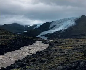  ??  ?? ”Glaciärer lever på ett märkligt sätt, de är levande dynamisk geologi. Levande is rör sig. Den blir ersatt, det finns dynamik i den medan död is bara ligger platt och väntar på att dö”, säger Andri Snaer Magnason.
Arkivbild: Paul Mayall