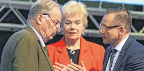  ?? FOTO: DPA ?? Die neue AfD-nahe Stiftung wird von der früheren CDU-Politikeri­n Erika Steinbach geleitet. Sie wird umrahmt von Parteichef Alexander Gauland (li.) und Parteispre­cher Kay Gottschalk.