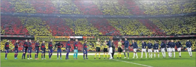  ??  ?? Los jugadores del Real Madrid saludan al equipo arbitral antes del inicio del encuentro disputado anoche en el Camp Nou contra el Barcelona.