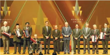  ?? ZULFADHLI ZAKI/ THESUN ?? Sultan Nazrin (fifth from right) and Wan Zulkifli (fourth from right) with the award recipients last night at the Petronas Philharmon­ic Hall in Kuala Lumpur.