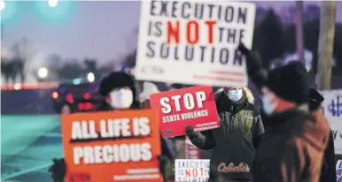  ??  ?? ► Activistas contra la pena de muerte se manifiesta­n en Terre Haute, Indiana, ayer.