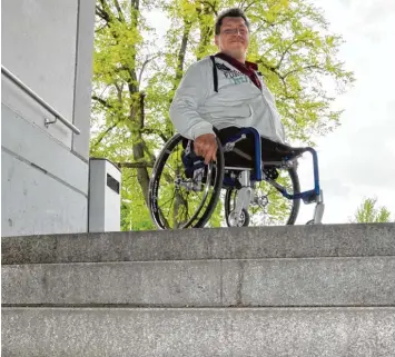  ?? Foto: Andreas Lode ?? Wenn Thomas Refle mit dem Zug nach Augsburg fahren will, dann muss er erst diese Stufen überwinden.