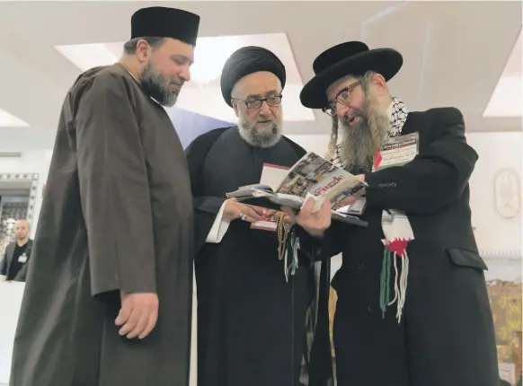  ?? Photos Reem Mohammed / The National ?? Rabbi Yisroel Weiss discusses his stance on Jerusalem with Muslim clerics at Al Azhar Internatio­nal Conference to Support Jerusalem