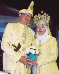  ??  ?? MUHAMMAD Amirul bersama isterinya, Norita pada Majlis Persanding­an Perdana, kelmarin.