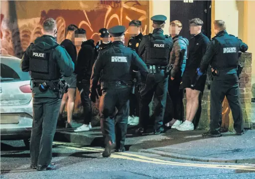  ?? KEVIN SCOTT ?? Police presence: PSNI officers speak to young people in the Holyland area of south Belfast earlier this month