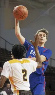  ?? JEN FORBUS — THE MORNING JOURNAL ?? Bay’s Christian Dupps looks for a teammate to pass the ball off to during the Rockets’ regional semifinal game against Columbus Beechcroft.