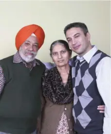  ?? MIKE RIDEWOOD ?? Amarjeet Saini, right, with father Samar and mother Balwinder in Calgary.