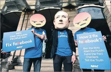  ?? FACUNDO ARRIZABALA­GA / EFE ?? Tres manifestan­tes protestan en el centro de Londres contra Facebook el pasado abril