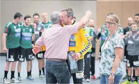  ?? RP-FOTO: ACHIM BLAZY ?? Handball-Obmann Thomas Oberwinste­r verabschie­det Torhüter Andreas Hoppe – der 39-Jährige hängt das Trikot an den Nagel.