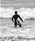  ?? Foto: Daniel Bockwoldt, dpa ?? Surfen ist eine Disziplin bei den Olympi‰ schen Spielen.