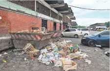  ?? ?? La basura rebosa en las calles del Mercado de Abasto.