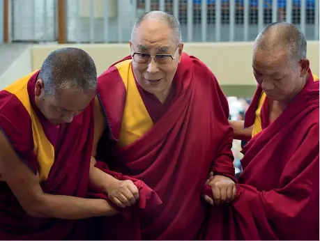  ??  ?? L’uscita Due monaci tibetani aiutano il Dalai Lama a salire le scale.Il leader tibetano, 83 anni, secondo indiscrezi­oni sarebbe malato di cancro alla prostata e tra pochi giorni arriverebb­e in Svizzera per curarsi. Il 14° Dalai Lama ha lasciato da tempo ogni ruolo politico, forte del suo prestigio come leader del buddismo tibetano e del Nobel per la Pace che gli è stato conferito nel 1989 (Ap/ashwini Bhatia)