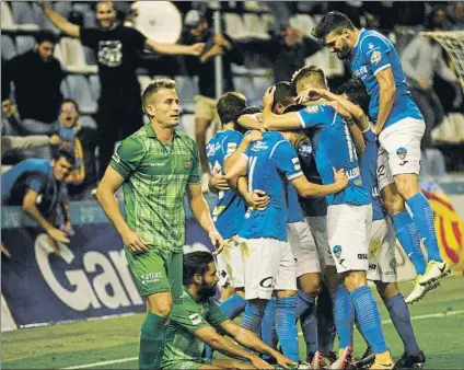  ?? FOTO: DIARI SEGRE ?? Los jugadores del Lleida celebran uno de los cuatro goles que le marcaron al Cornellá este pasado fin de semana