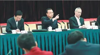  ?? PANG XINGLEI / XINHUA ?? Premier Li Keqiang presides over a meeting at the offices of the China Banking and Insurance Regulatory Commission on Friday after visiting three major banks.