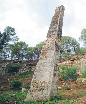  ??  ?? La aguja de piedra, icono de El Mèdol, tiene 16 metros de altura visibles