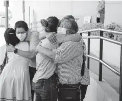  ??  ?? > Tras el veredicto, la familia de la víctima se abraza.