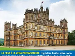  ??  ?? LA CASA È LA VERA PROTAGONIS­TA Highclere Castle, dove sono girati la serie e il film, si trova nell’Hampshire. Con i suoi 400 ettari di parco (progettati da Lancelot Brown), il castello è la residenza dei Conti di Carnarvon e della loro famiglia dal 1679.