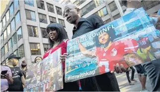  ?? DREW ANGERER/GETTY IMAGES ?? Activists rally in support of NFL quarterbac­k Colin Kaepernick outside the offices of the National Football League on Aug. 23 in New York City.