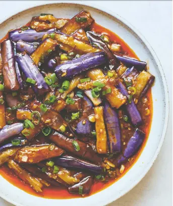  ?? YUKI SUGIURA ?? Fish-fragrant eggplants, more than any other dish, “sums up the luxuriant pleasures of Sichuanese food,” writes Fuchsia Dunlop in her latest book, The Food of Sichuan — an updated version of Land of Plenty.