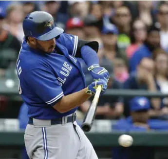  ?? ELAINE THOMPSON/THE ASSOCIATED PRESS ?? The Jays’ Chris Colabello singles in a pair of runs against the Mariners in ninth-inning action Saturday in Seattle.