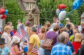  ?? Ben Braun/Post-Gazette ?? The new bronze Abraham Lincoln statue at the intersecti­on of Penn Avenue and Ardmore Boulevard is surrounded by spectators for the first time after being unveiled Saturday in Wilkinsbur­g.