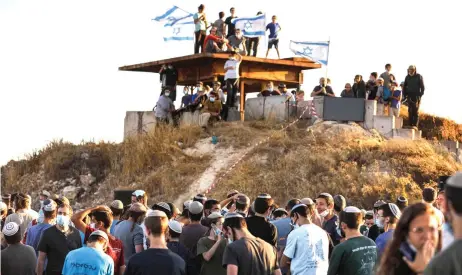  ?? — AFP photo ?? Hundreds of Israeli settlers gather on a hill next to the Palestinia­n town of Halhul, north of Hebron in the occupied West Bank, as they attend a rally against Trump’s peace plan.