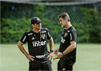  ??  ?? Jardine conversa com o coordenado­r técnico Vagner Mancini