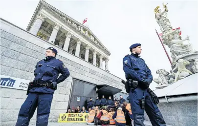  ?? [Max Slovencik/APA] ?? Die Polizei riegelte den Haupteinga­ng zum Nationalra­t ab, zeitweise durfte niemand das Gebäude betreten.