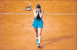  ?? CHRISTOPHE PETIT TESSON / EFE ?? Simona Halep dejó la raqueta y se puso a llorar tras el punto decisivo