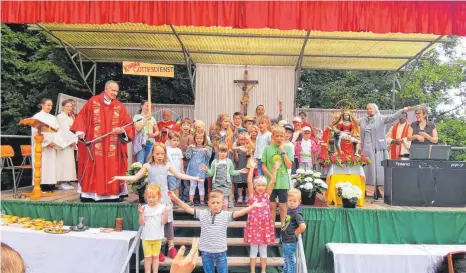  ?? FOTOS: KARL-HEINZ KLEINAU ?? Der Kindergott­esdienst brachte ein Lied zur Bussenwies­e mit.