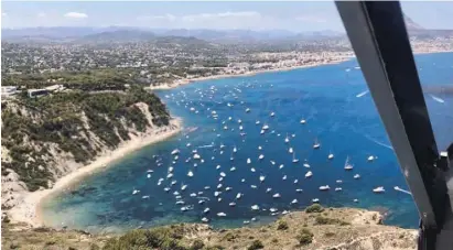  ??  ?? The huge number of vessels anchored off the shores of Jávea