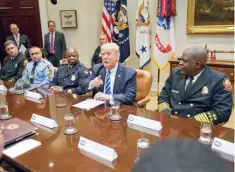  ??  ?? El presidente Donald Trump se refirió al ataque en Afganistán durante una reunión con equipos de emergencia de Atlanta, en la Casa Blanca.