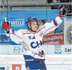  ?? FOTO: OLIVER RABUSER ?? Kilian Keller trifft in der Overtime zum 4:3 für die Ravensburg Towerstars bei den Tölzer Löwen.