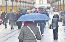  ?? JAVIER ALBIÑANA ?? Una mujer se protege con un paraguas en la calle Larios.
