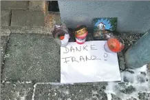  ?? REUTERS ?? A note that reads “Thank you Franz!” outside the Munich birthplace of late German soccer legend Franz Beckenbaue­r on Monday.