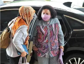  ?? ?? Keeping calm: rosmah arriving at the Court Complex in Kuala Lumpur. — bernama