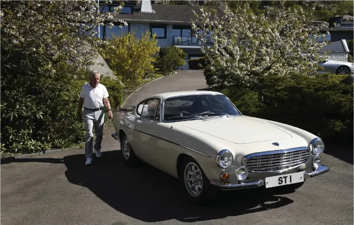  ?? Bild: Erik Fägerwall ?? Pelle Petterson med Helgonets Volvo P1800 som han ritat och designat. Roger Moore som spelade Helgonet i den brittiska tv-serien köpte sedan bilen.