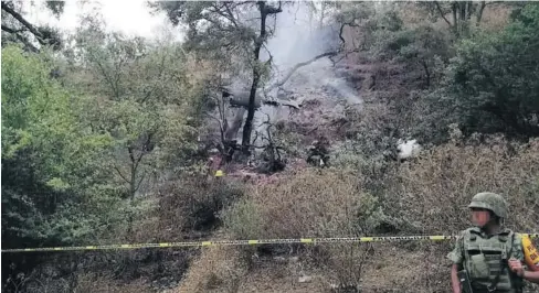  ?? FOTO: CORTESÍA ?? > La aeronave terminó calcinada y el sitio fue resguardad­o por personal de distintas corporacio­nes.